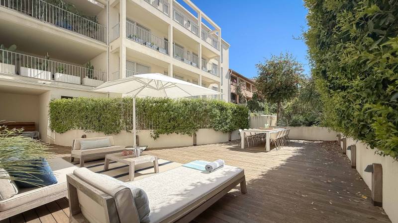 LOCATION SAISONIĖRE Appartement 3 CH SAINT-TROPEZ / Centre- près de la Place des Lices