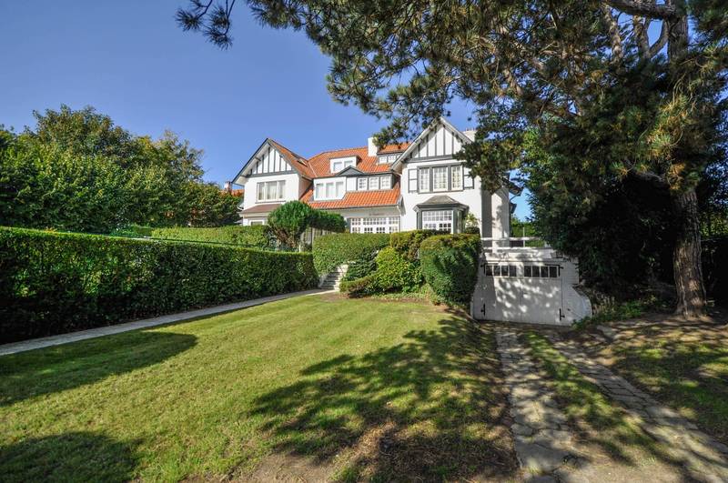 Te koop mooie villa met met slaapkamers, uitstekend gelegen op de Fochlaan te Knokke-Zoute