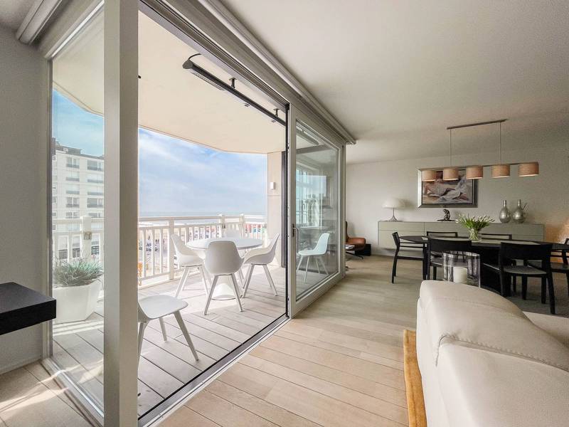 Te koop, appartement in Res. Carlton, uitstekend gelegen op het Albertplein, met zongericht terras